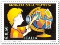 Un bambino e un mappamondo francobollato per la Giornata della Filatelia